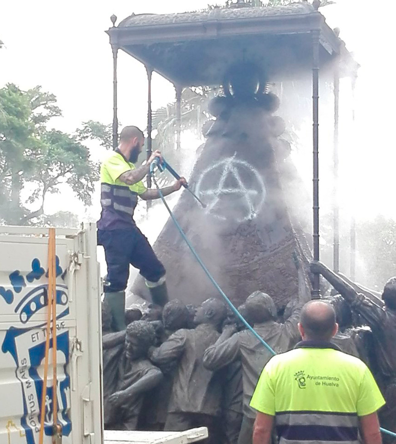 Los operarios limpian el monumento /@TramoCero