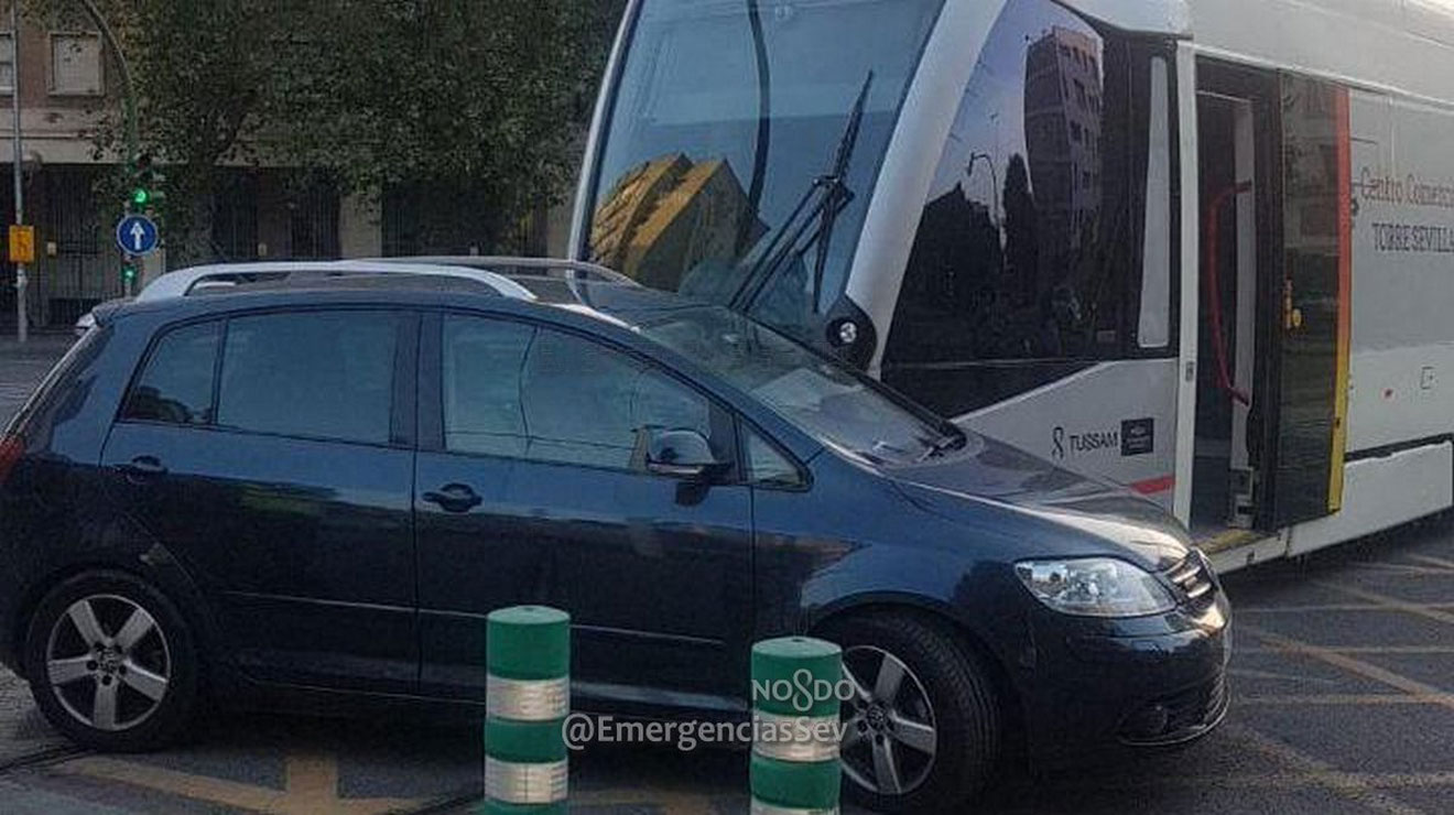 Atropello del tranvía a un turismo/ @EmergenciasSev