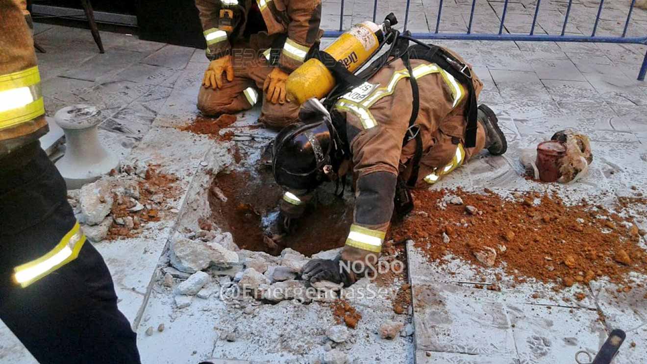 Deflagración en la calle Arfe /@EmergenciasSev