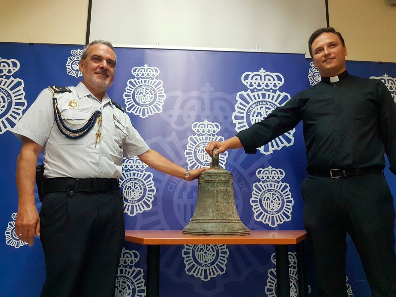 La Policía devuelve la campana al párroco de Guadalcanal /Policía Nacional