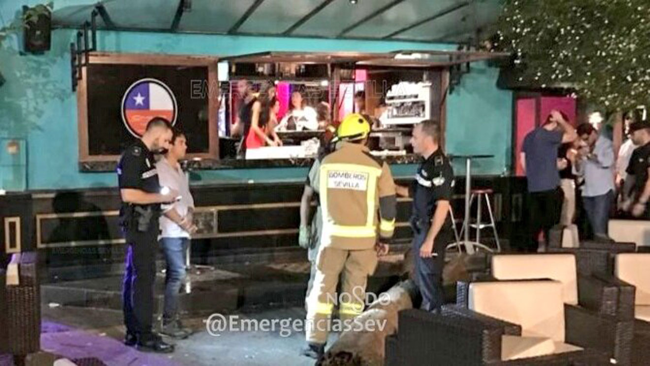 Árbol caído en la terraza Chile /@EmergenciasSev