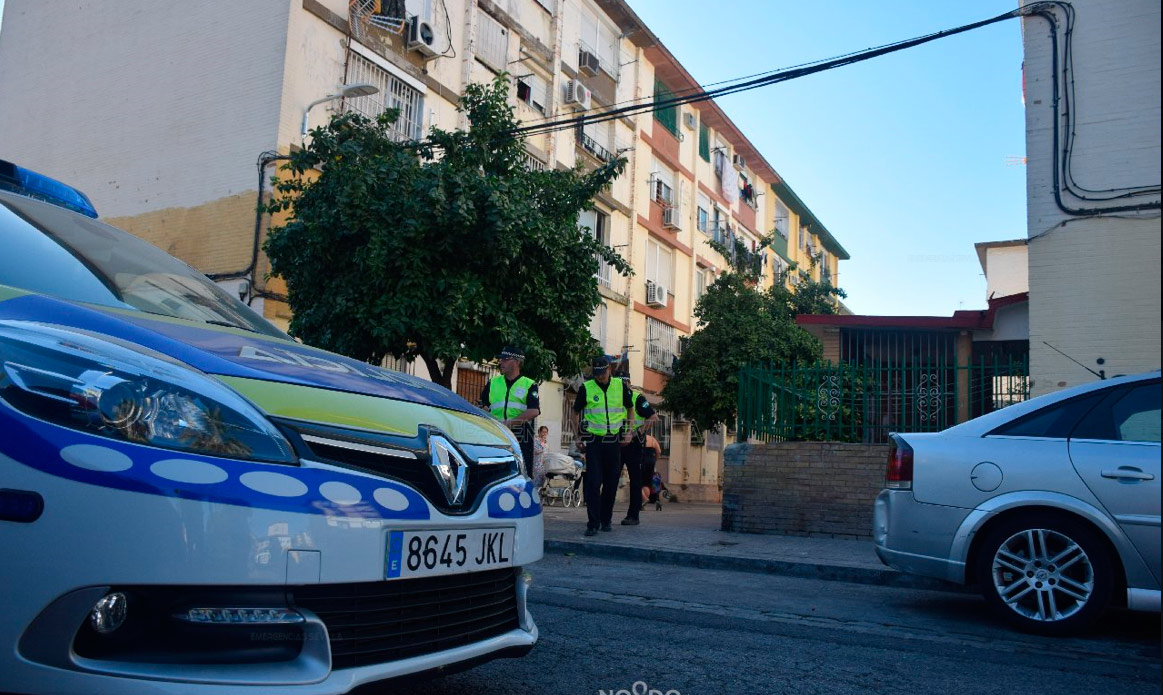 Dispositivo policial especial en las zonas de Cerro y Amate / Emergencias Sevilla
