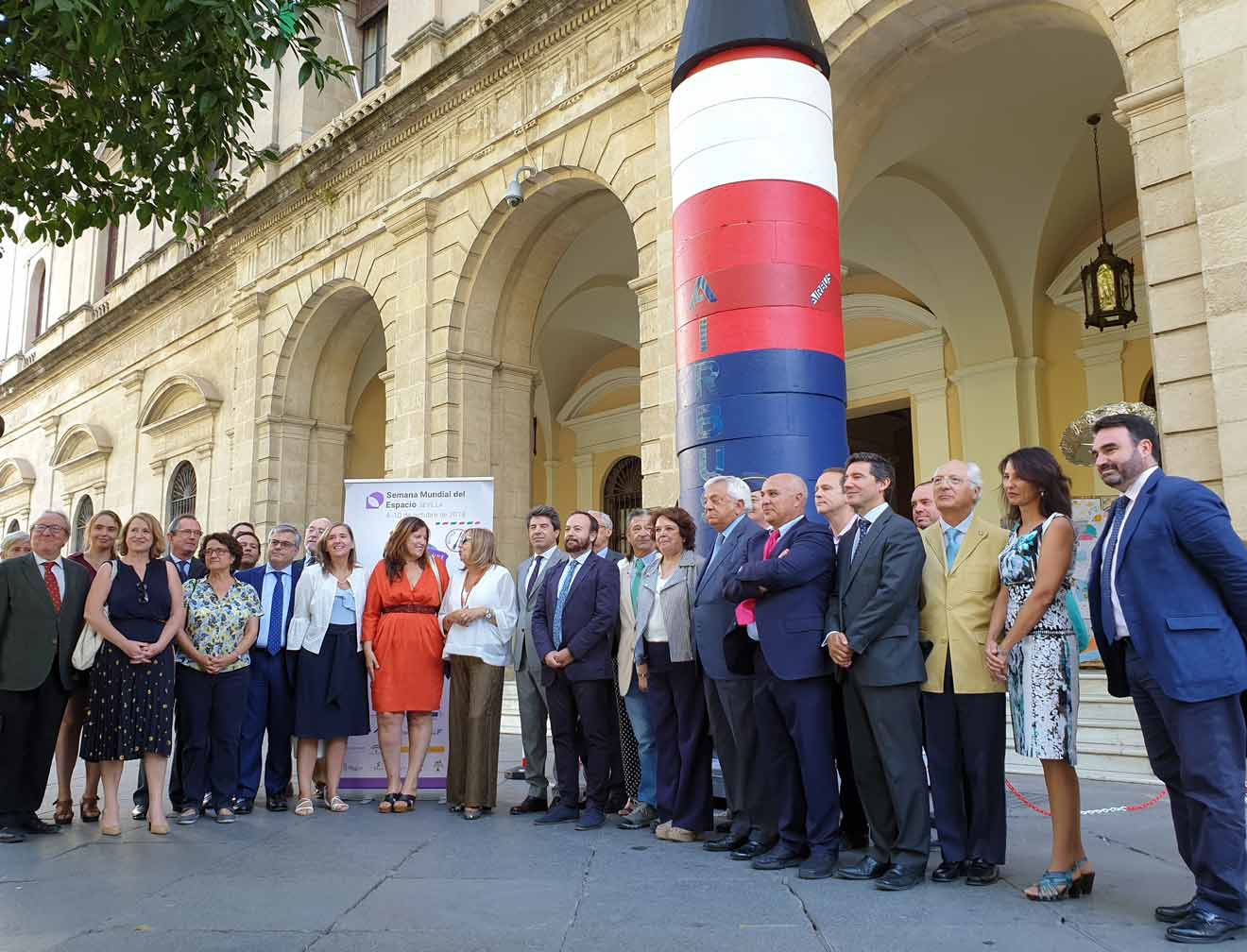 Carmen Castreño, delegada de Economía, Comercio y Relaciones Institucionales, junto a representantes en la presentación / Ayuntamiento de Sevilla