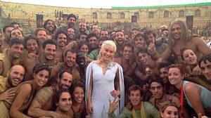Algunos de los figurantes con la personaje Daenerys / Ayuntamiento de Osunaº