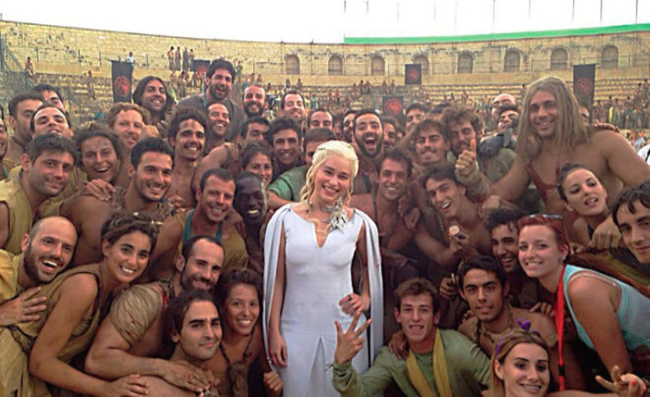 Algunos de los figurantes con la personaje Daenerys / Ayuntamiento de Osunaº