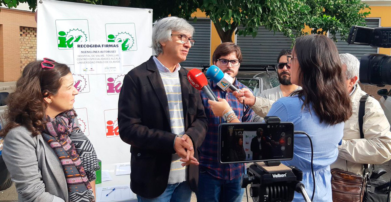 Manuel Lay en la recogida de firmas / IU