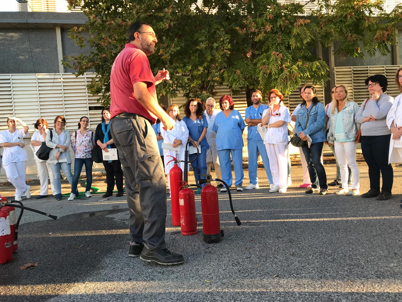 Personal recibiendo las explicaciones / Hospital Virgen Macarena