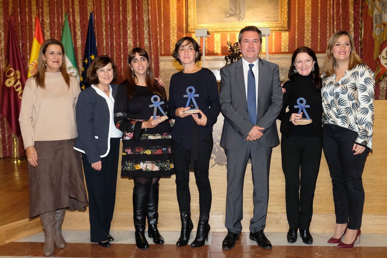 Las galardonadas posan con sus respectivos premios / Ayuntamiento de Sevilla