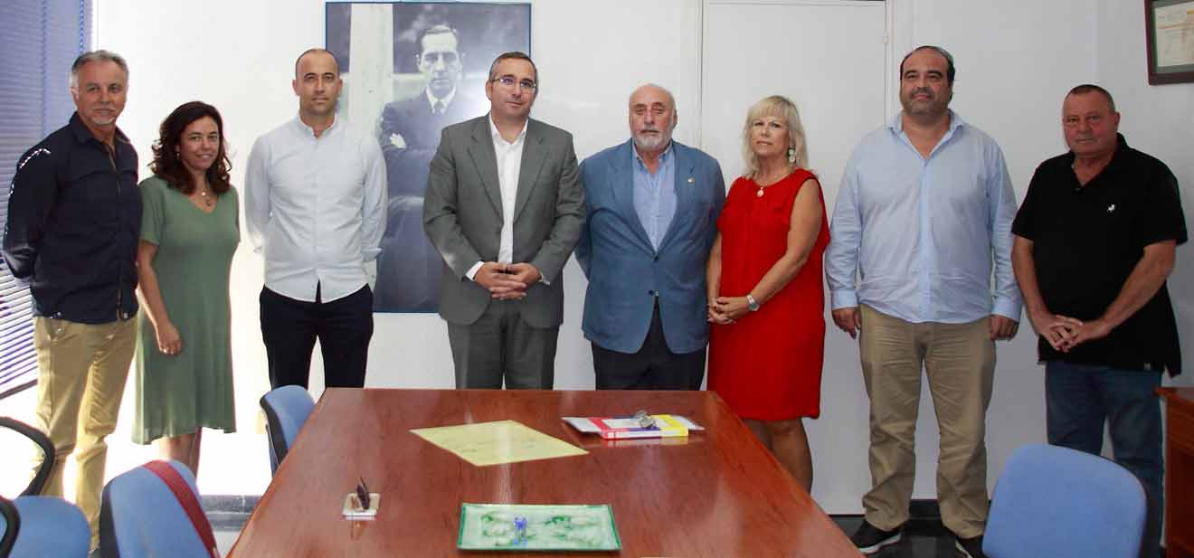 Encuentro entre la familia y el Ayuntamiento / Ayuntamiento de Los Palacios y Villafranca