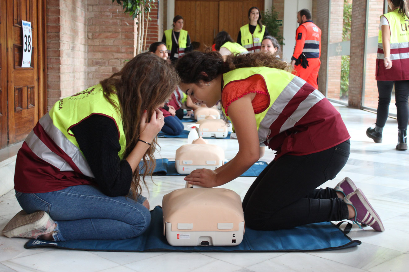 Alumnos realizan los ejercicios / US