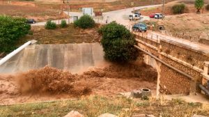 Río desbordado a su paso por Badolatosa /SA