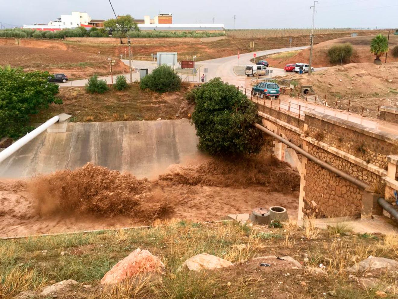 Río desbordado a su paso por Badolatosa /SA