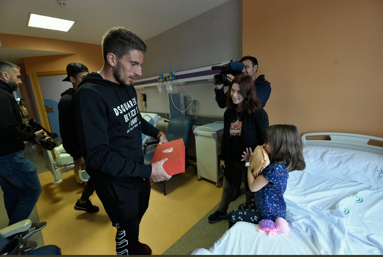 El capitán sevillista entrega un regalo / SFC
