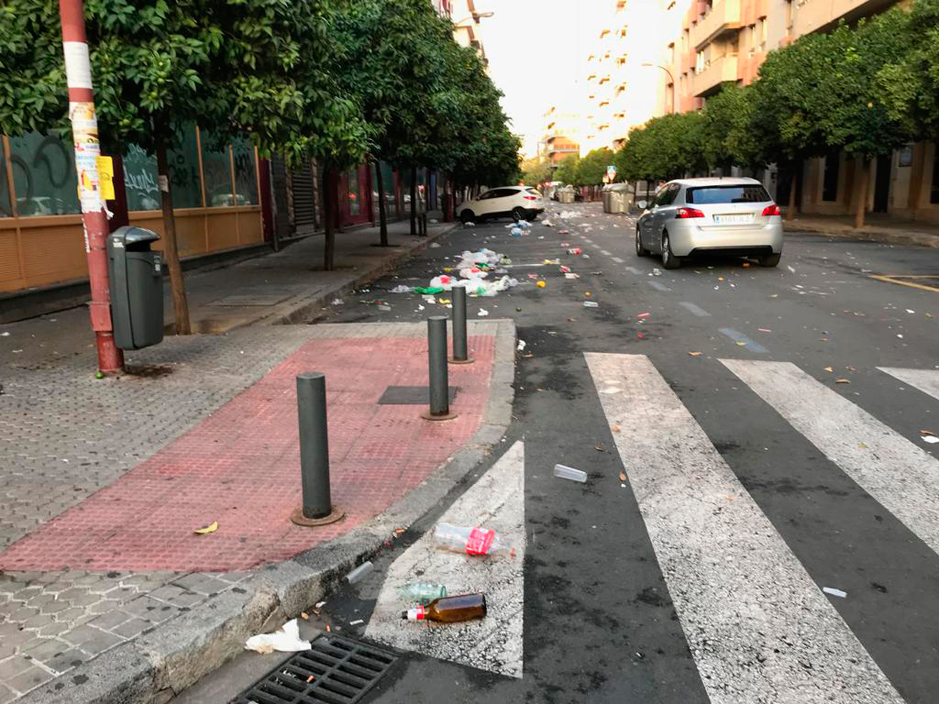 Restos de botellón en Viapol /PP