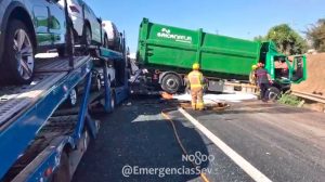 Choque múltiple entre tres camiones en el Puente del Centenario / @EmergenciasSev