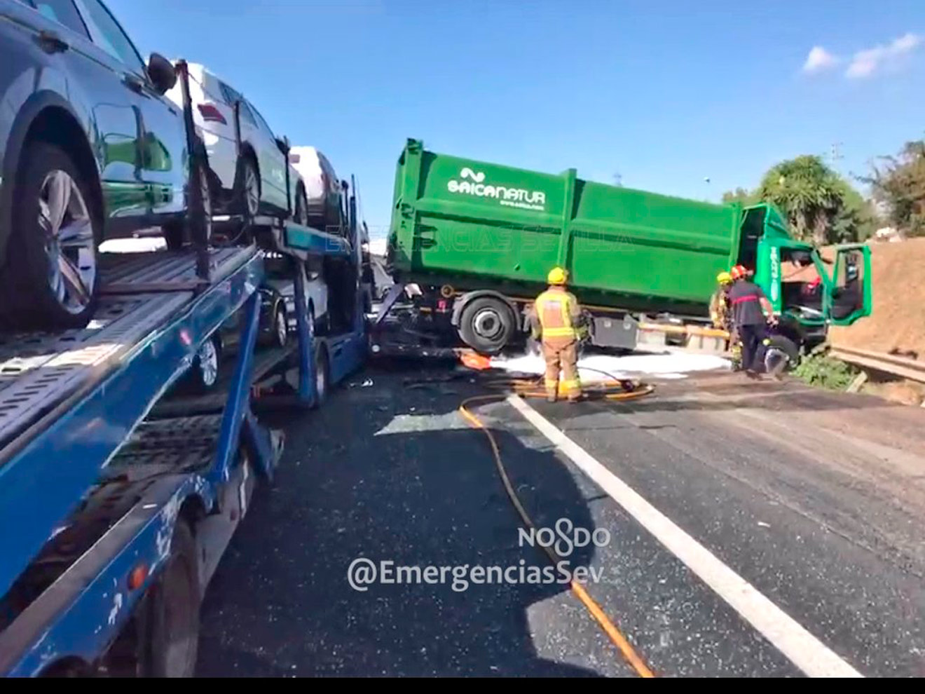 Choque múltiple entre tres camiones en el Puente del Centenario / @EmergenciasSev