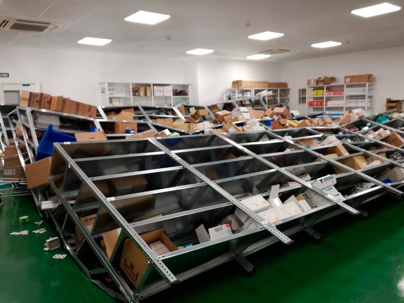 Estanterías caídas en la farmacia del Virgen del Rocío /CSIF