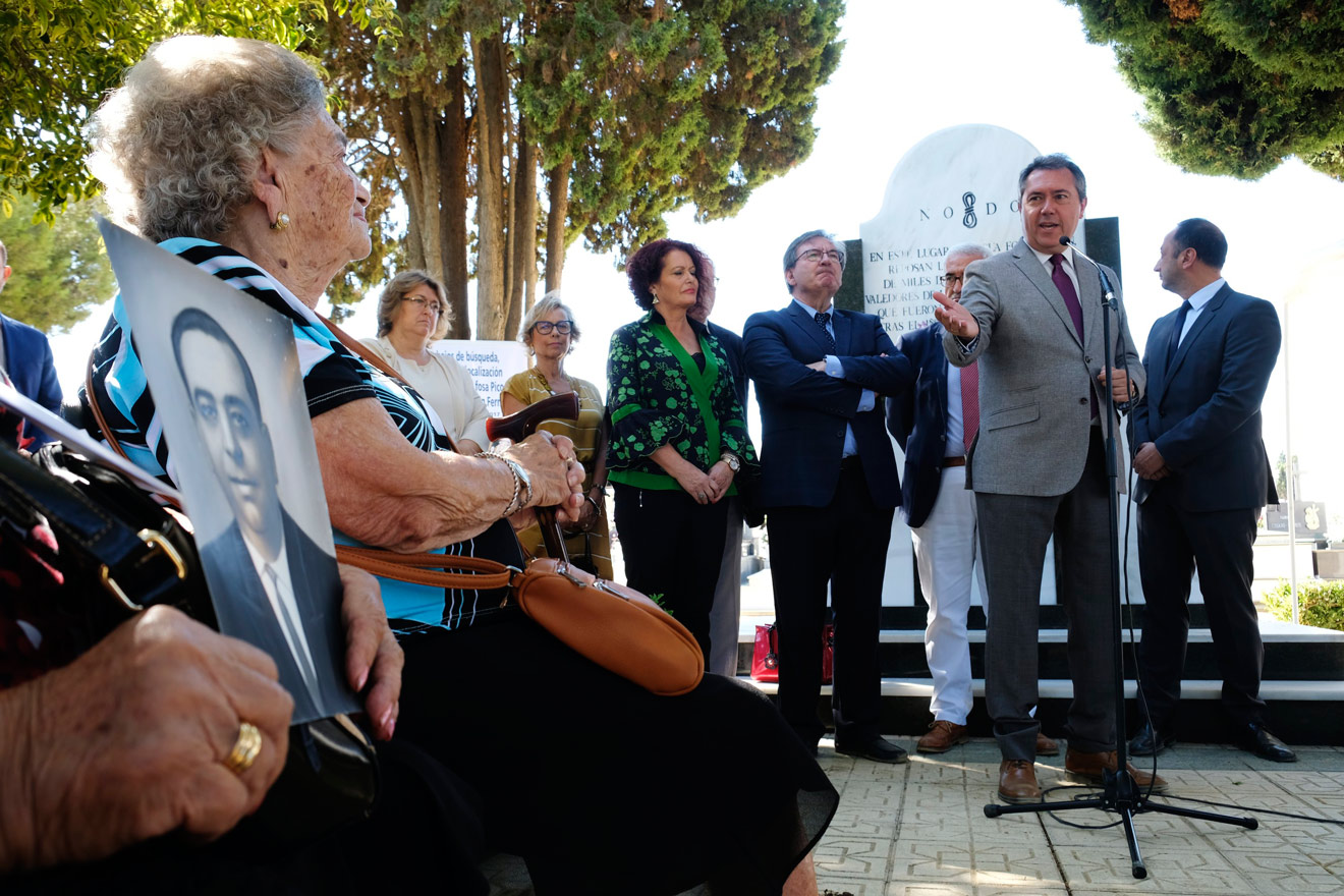 Visita a los trabajos de exhumación de las tumbas /Ayto. Sevilla