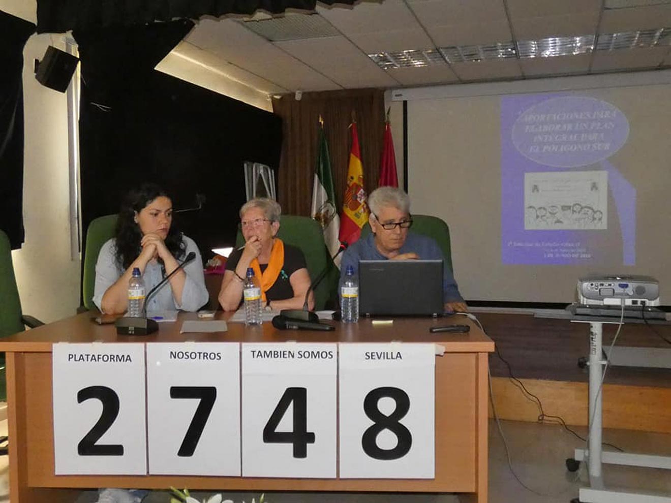 Miembros de la Plataforma en una de sus conferencias / Nosotros También Somos Sevilla