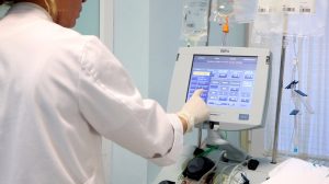 Empleada en el Hospital Virgen del Rocío / Junta de Andalucía