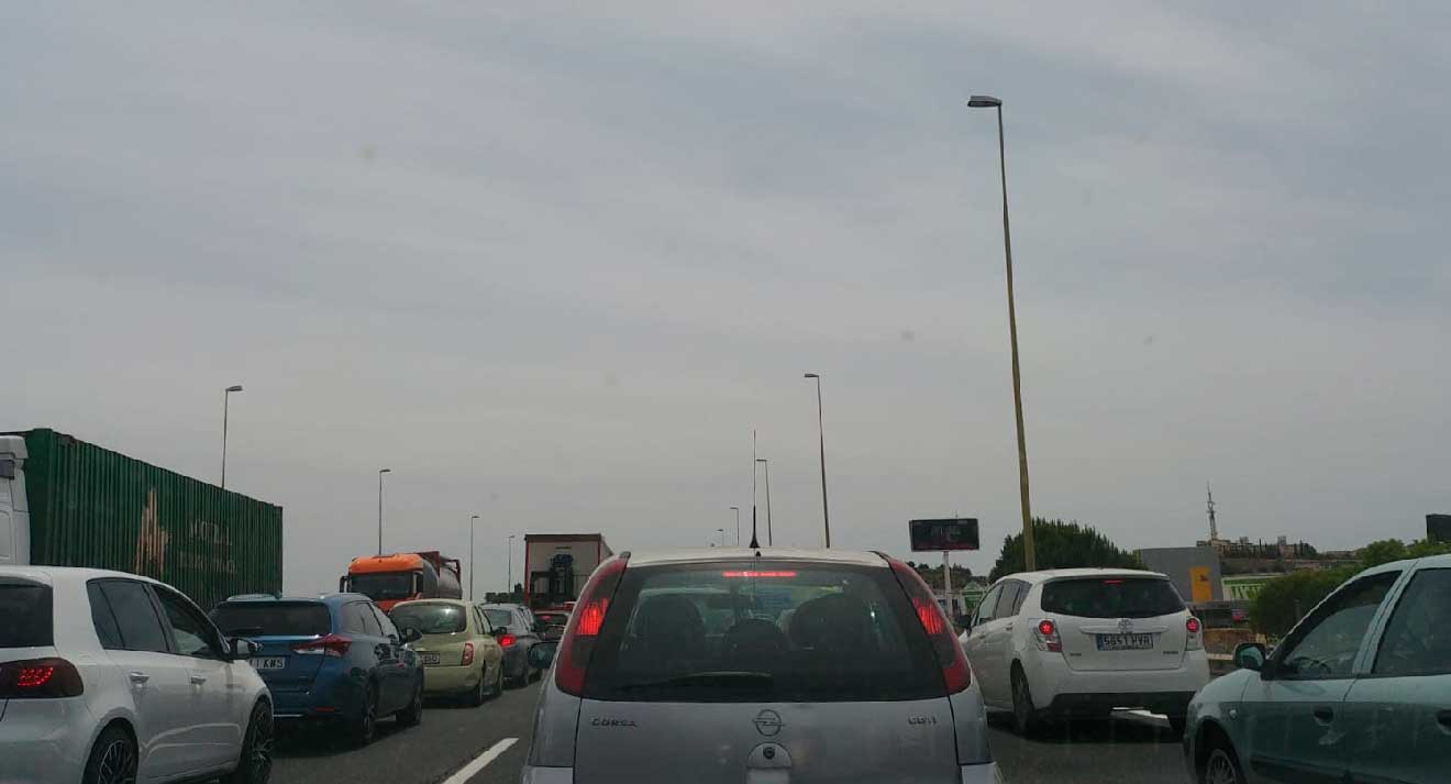 Tráfico congestionado en la SE-30 / SA