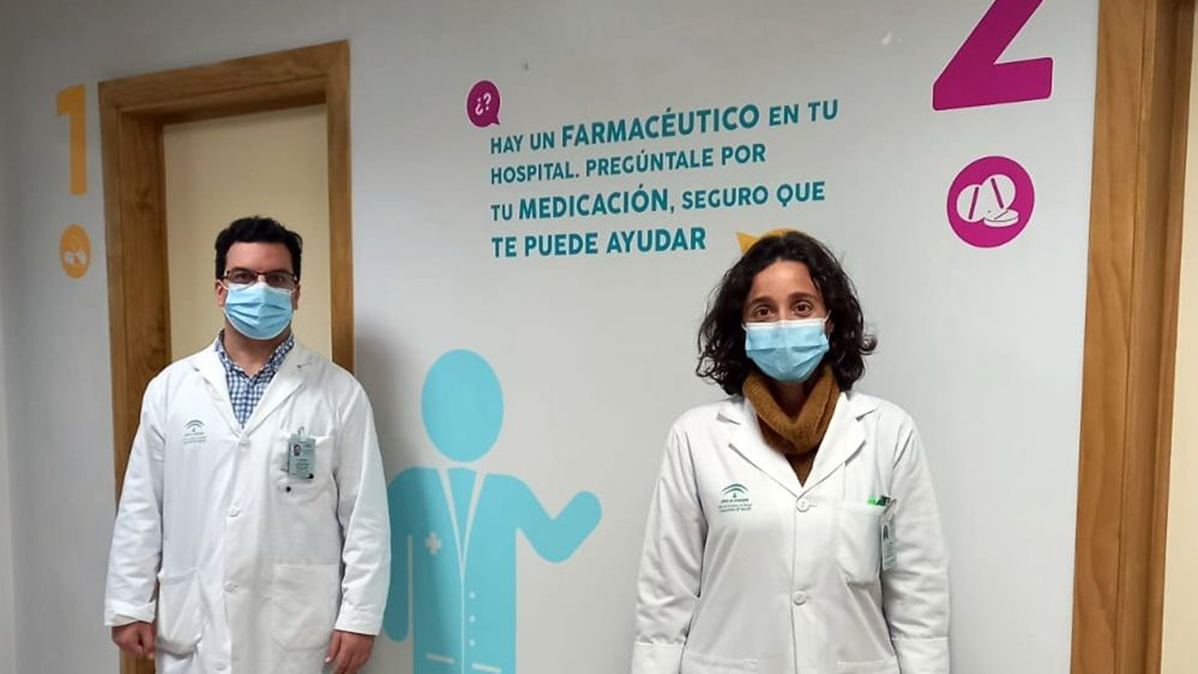 La jefa del servicio de Farmacia del Hospital Universitario de Valme, Esther Márquez, y el farmacéutico Ramón Morillo