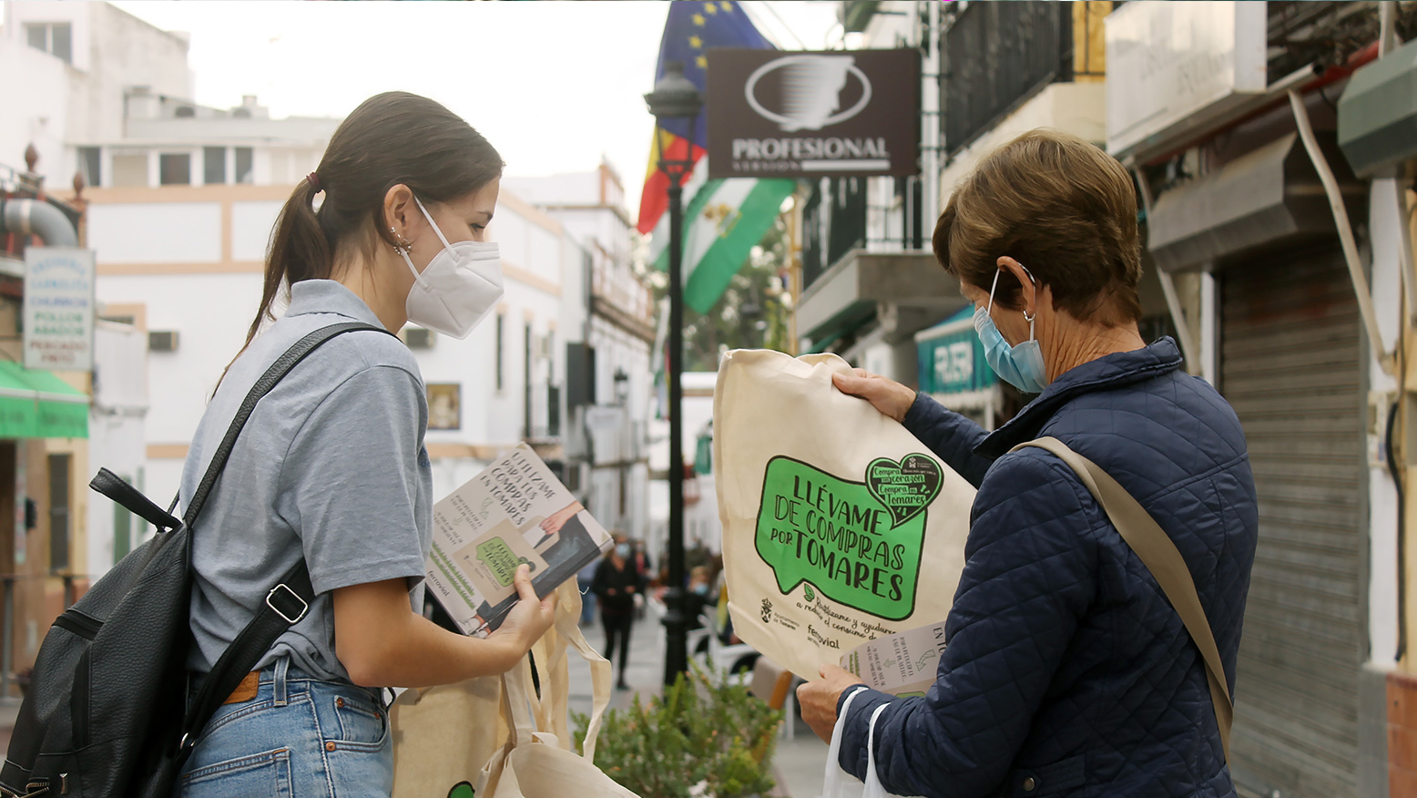 Entrega de bolsas de tela para ayudar al comercio local