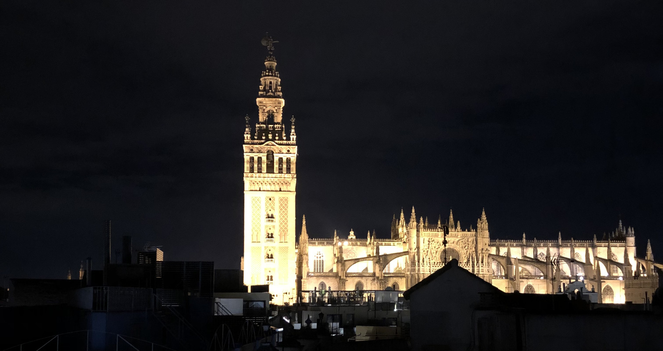 Los monumentos de Sevilla permanecerán encendidos, algo que está permitido en el paquete de medidas para el ahorro energético / SA