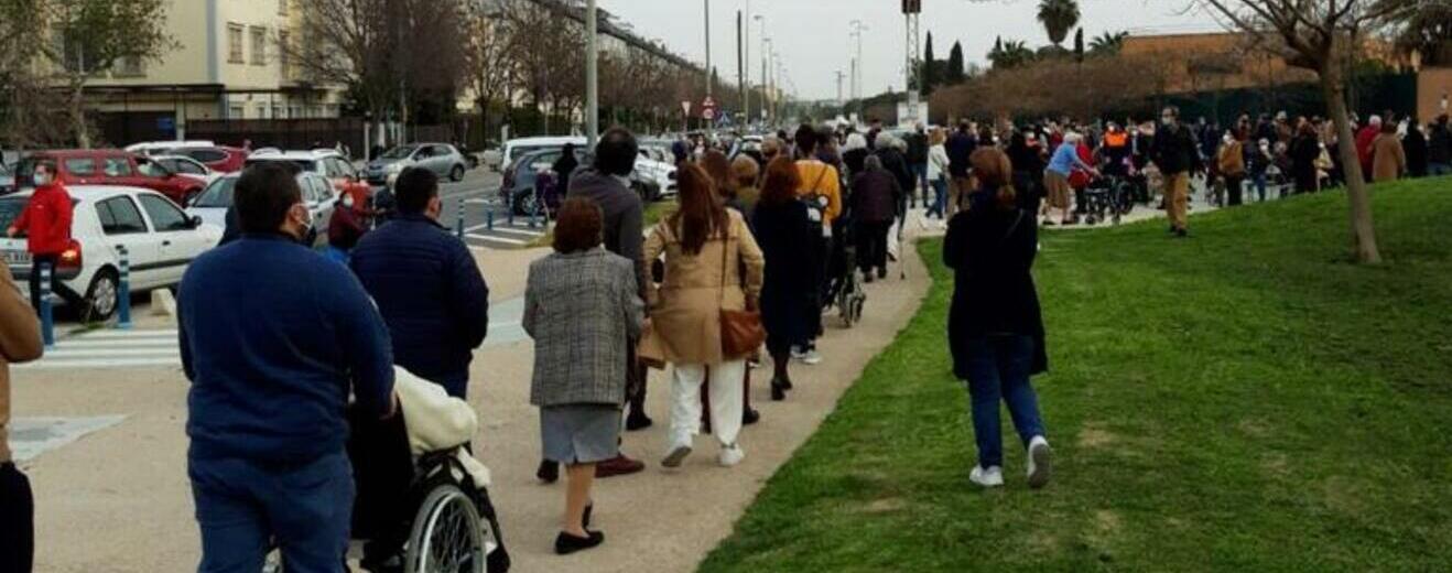 Colas en el centro de vacunación de Los Bermejales