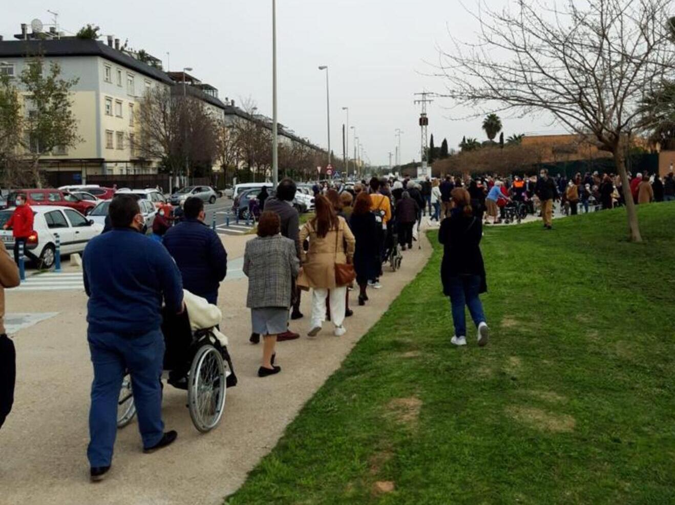 Colas en el centro de vacunación de Los Bermejales