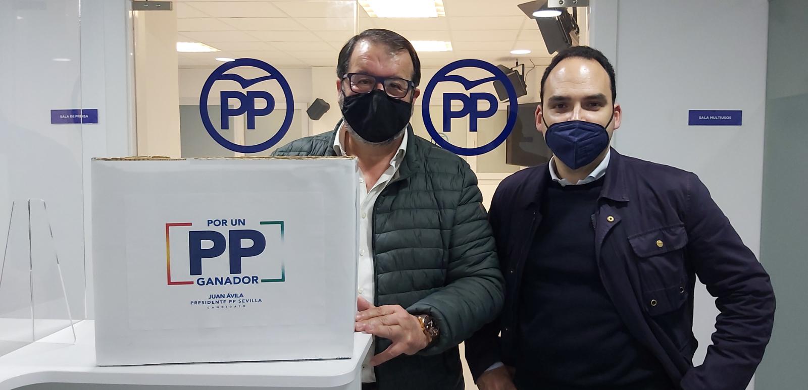 Juan Ávila presentando avales para su candidatura como presidente del PP de Sevilla