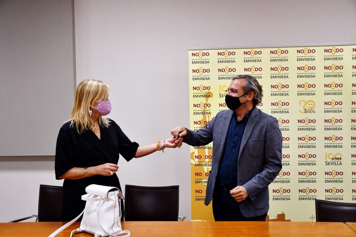 Gerente de Emvisesa, Felipe Castro, durante la entrega de una vivienda / Ayto.