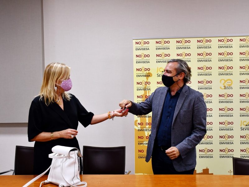 Gerente de Emvisesa, Felipe Castro, durante la entrega de una vivienda / Ayto.