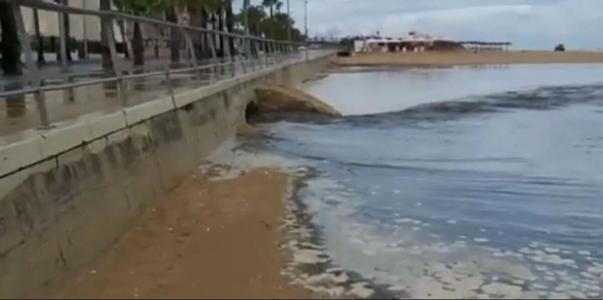Vertido en Sanlucar de Barrameda / Agua Clara
