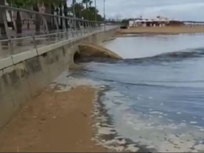 Vertido en Sanlucar de Barrameda / Agua Clara