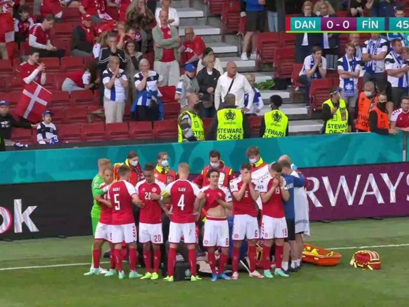 Los jugadores amparan a Eriksen frente a las cámaras mientras es atendido / TV