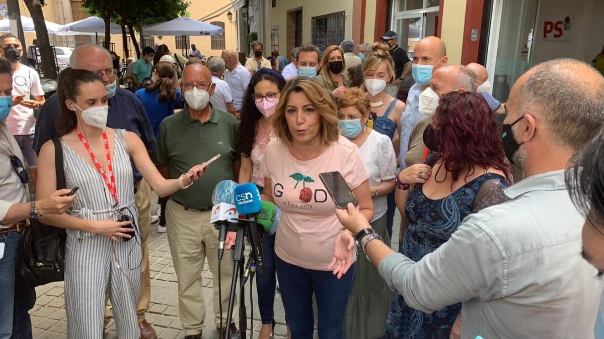 Susana Díaz atiende a los medios tras votar en las primarias del PSOE-A / SA