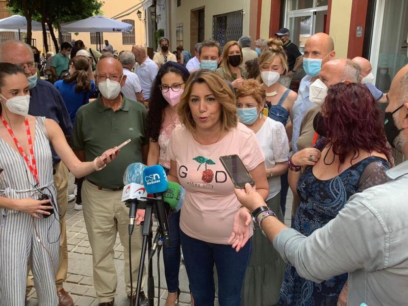 Susana Díaz atiende a los medios tras votar en las primarias del PSOE-A / SA
