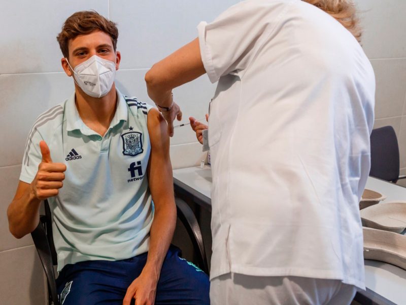Jugador de la Selección Española siendo vacunado
