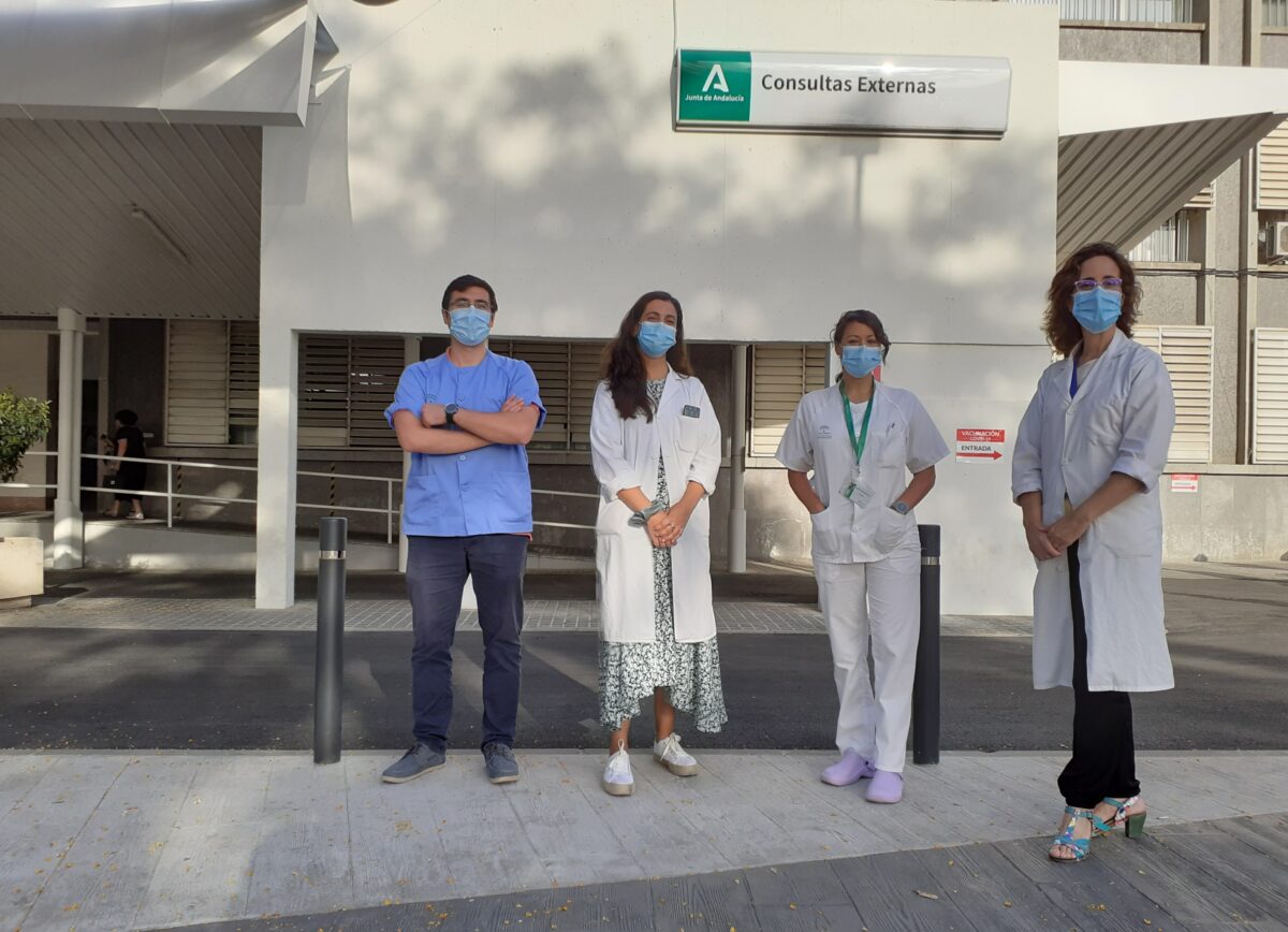 Especilistas Internos Residentes premiados junto a l a jefa de servicio de Endocrinología y Nutrición