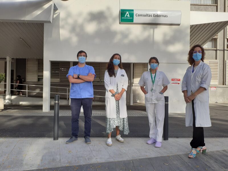 Especilistas Internos Residentes premiados junto a l a jefa de servicio de Endocrinología y Nutrición