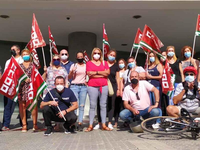 Concentración en el aeropuerto para pedir la readmisión de los auxiliares despedidos