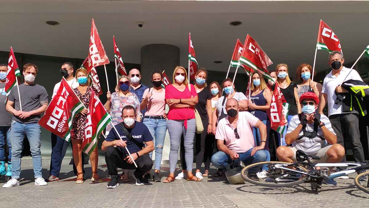 Concentración en el aeropuerto para pedir la readmisión de los auxiliares despedidos