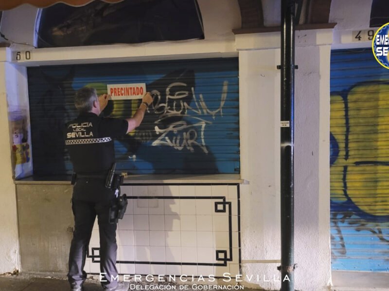 Bar precintado en el Mercado de la calle Feria / ES