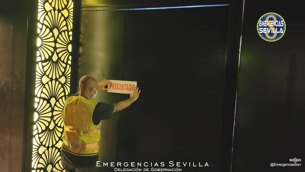 Local precintado durante la madrugada / ES