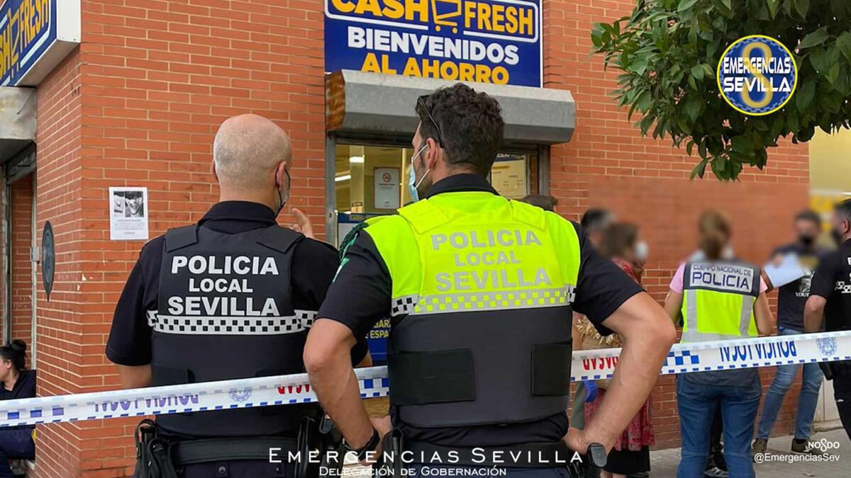 Cordón policial frente al supermercado