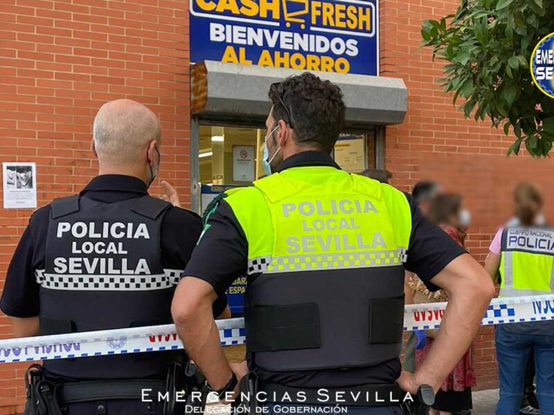 Cordón policial frente al supermercado
