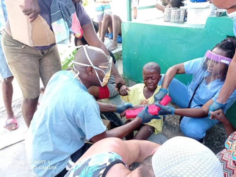 Ayuda sanitaria enviada por Cuba colabora ya en Haití tras el terremoto / @DiazCanelB