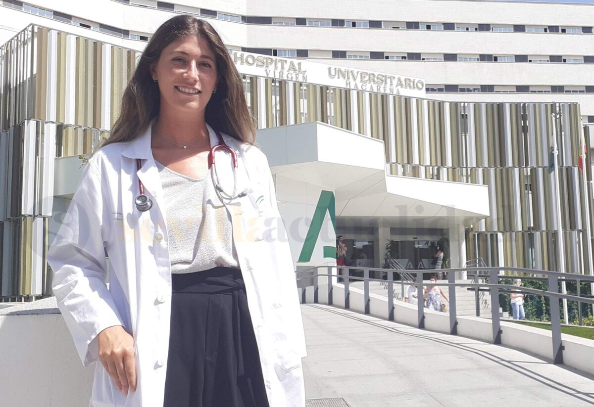 Noelia Berciano en la puerta principal del Hospital Universitario Virgen Macarena