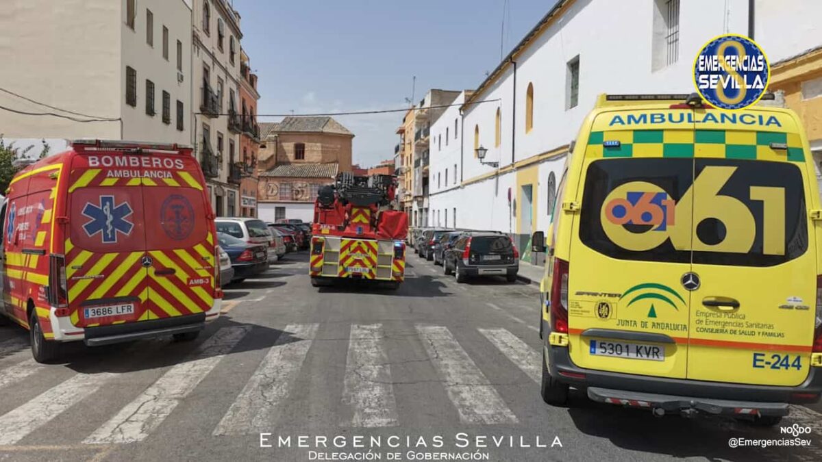 Ambulancia y bomberos en el incendio en el Casco Antiguo / ES